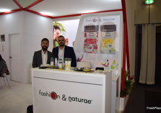 Víctor González, driector de marketing de Fashion & Naturae, con su compañero.